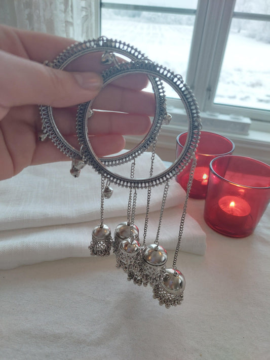 ARMBÅND MED HENGENDE PYNT