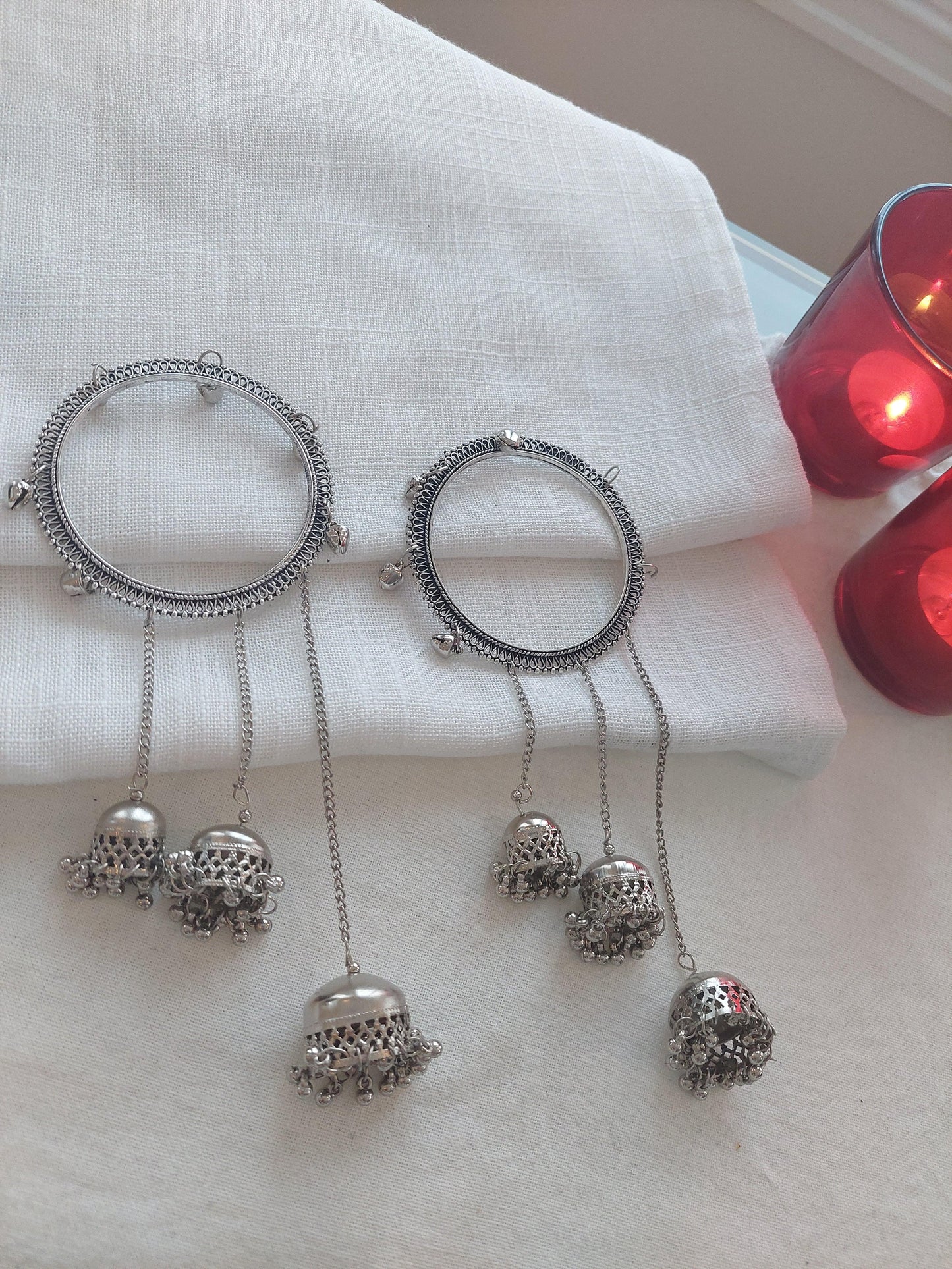 ARMBÅND MED HENGENDE PYNT