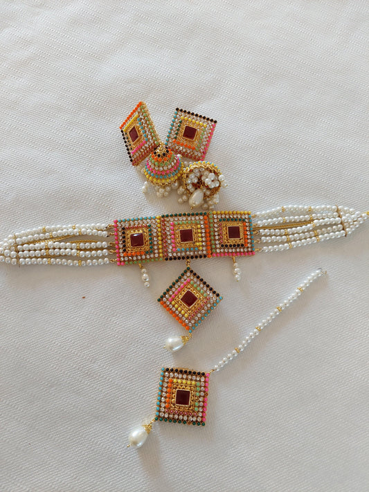 ET NYDELIG MULTIFARGET SMYKKESETT