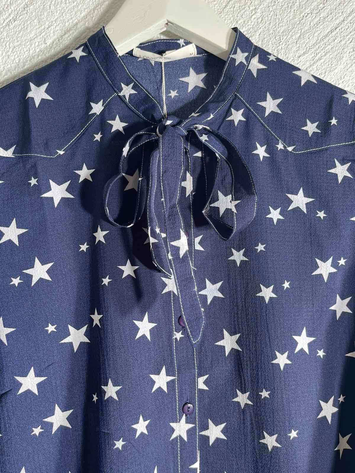 Blått bluse med hvite stjerner