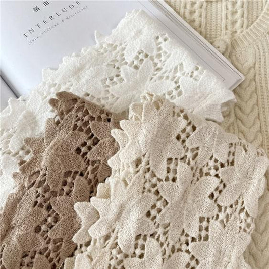 BLONDESKJERF MED VAKRE DETALJER