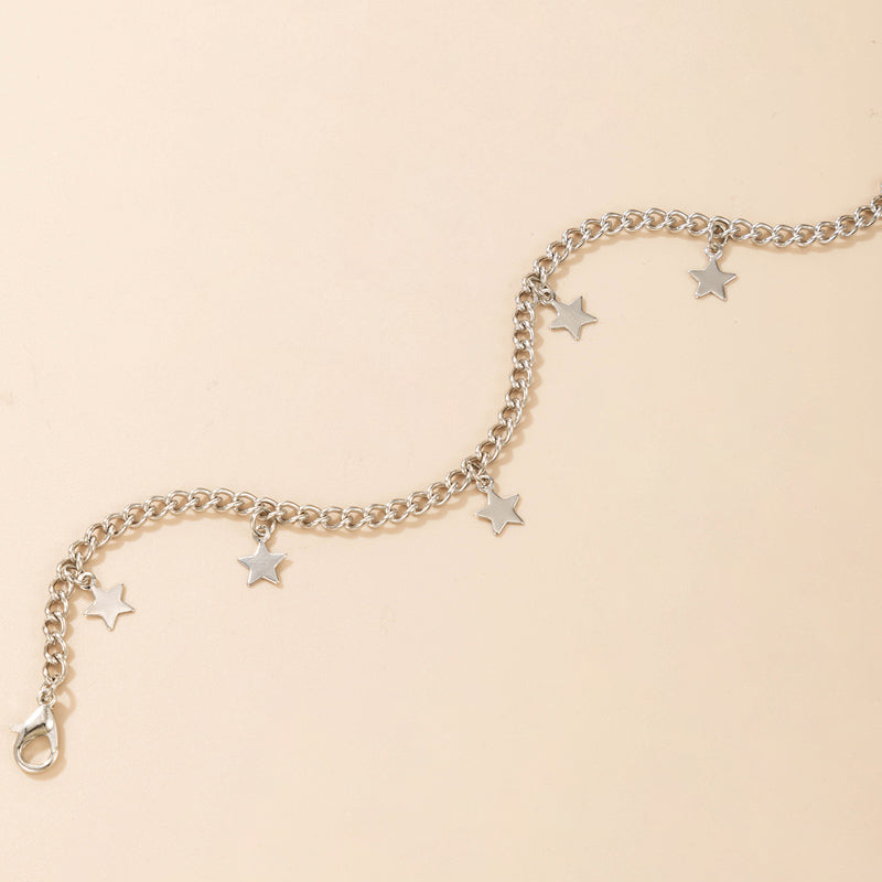 SØLVFARGET ARMBÅND MED HENGENDE STJERNER