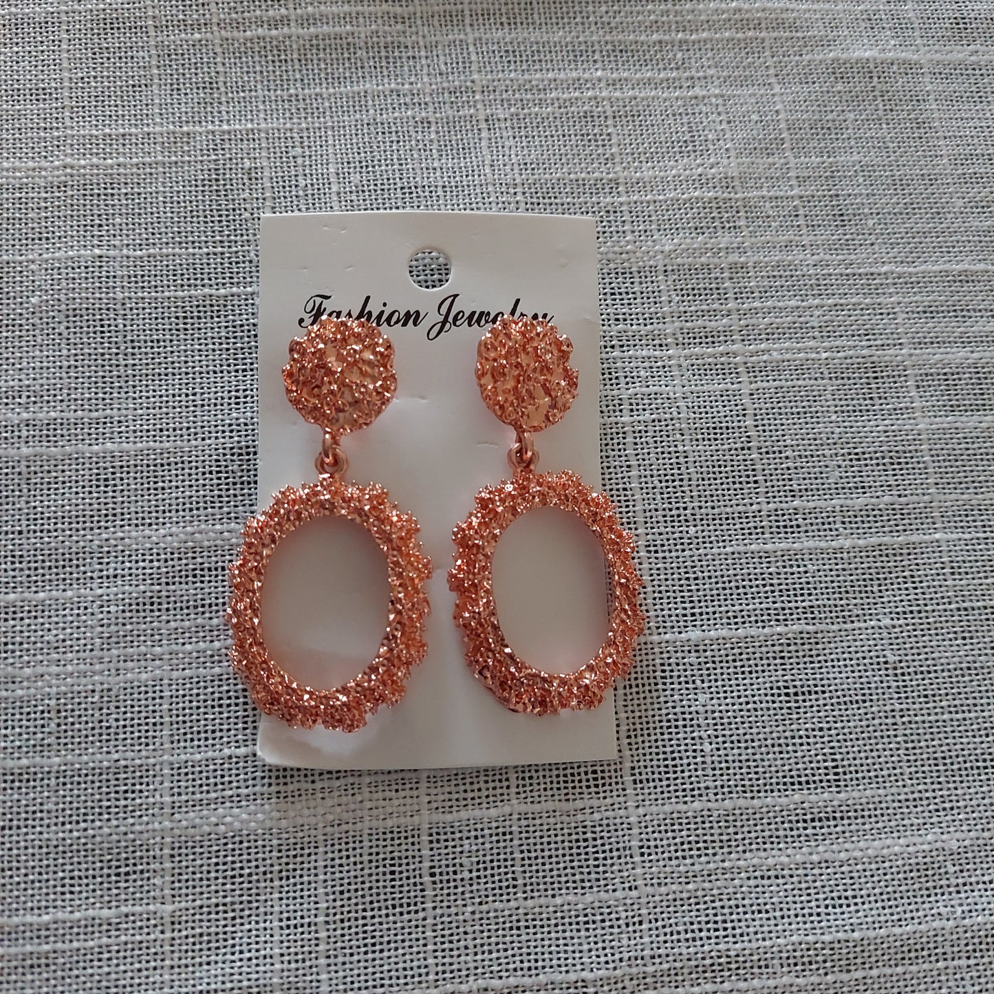 Nydelig ørepynt i gull og sølv farge