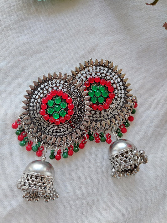 Sølvfarget ørepynt med dataljer i rødt