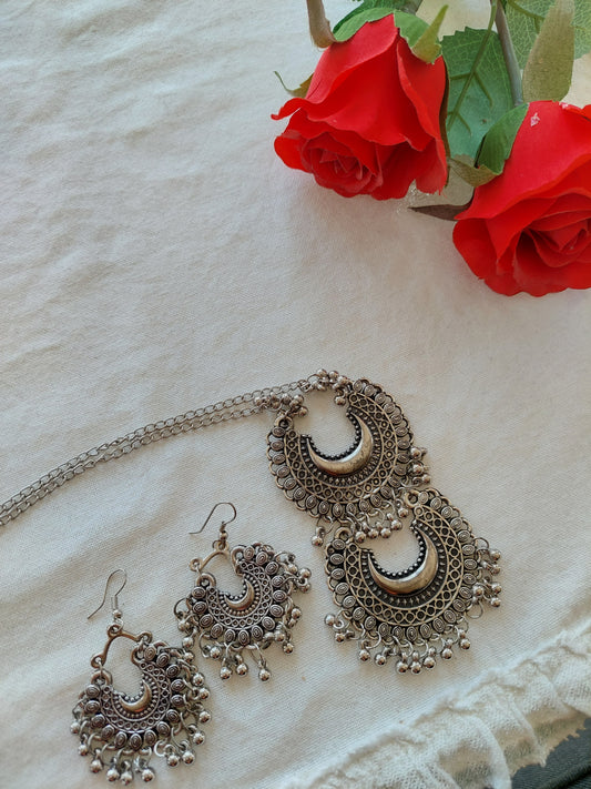 HALSKJEDESETT MED ØREPYNT