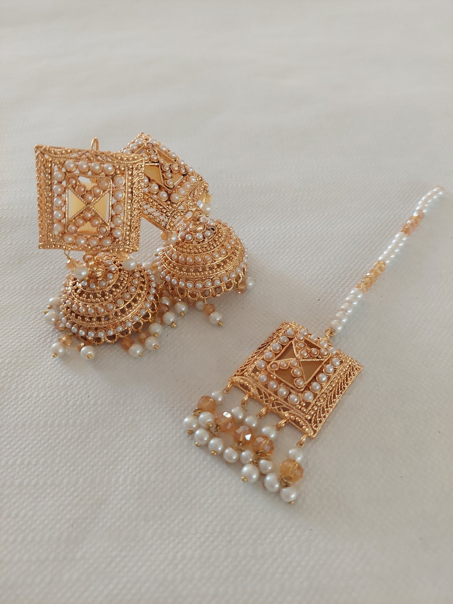 SETT MED ØREPYNT OG PANNEANHENG