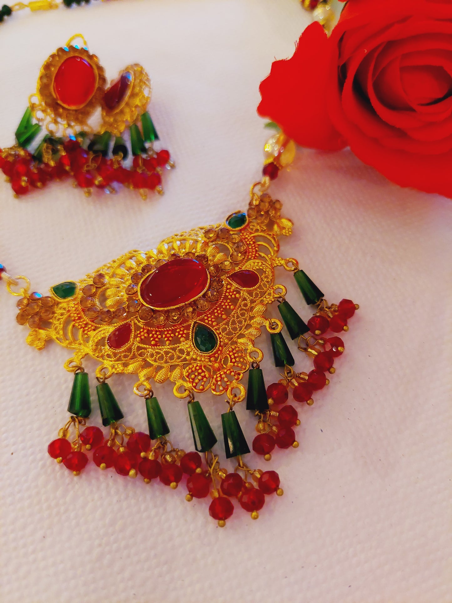 HALSKJEDE MED MATCHENDE ØREPYNT