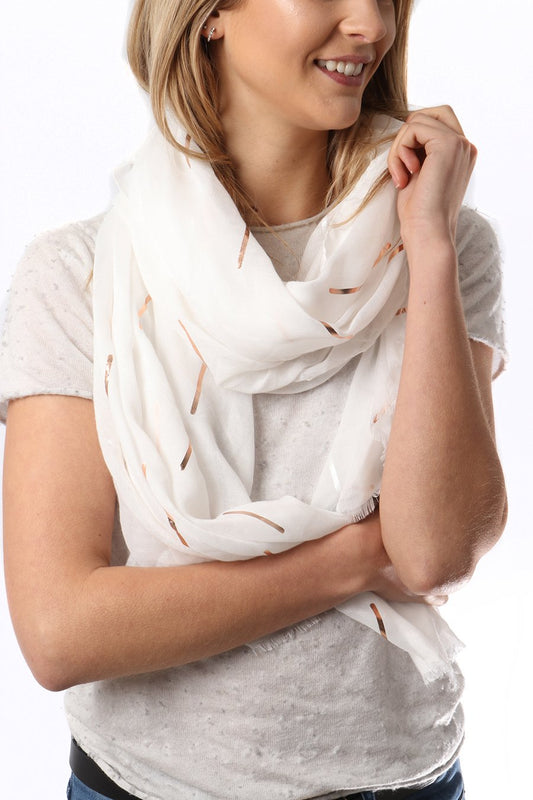 SKJERF HVIT MED GULLFARGET DETALJER