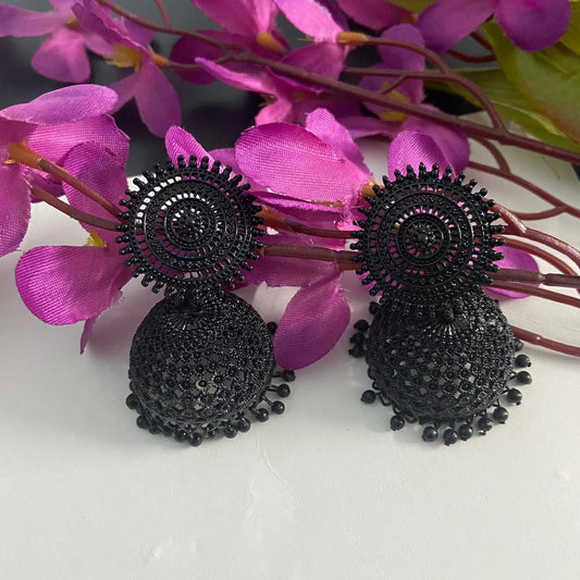 VAKKERT ØREPYNT I SVART FARGE