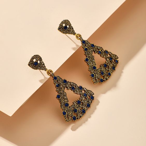 VAKKERT ØREPYNT MED BLÅ STONES