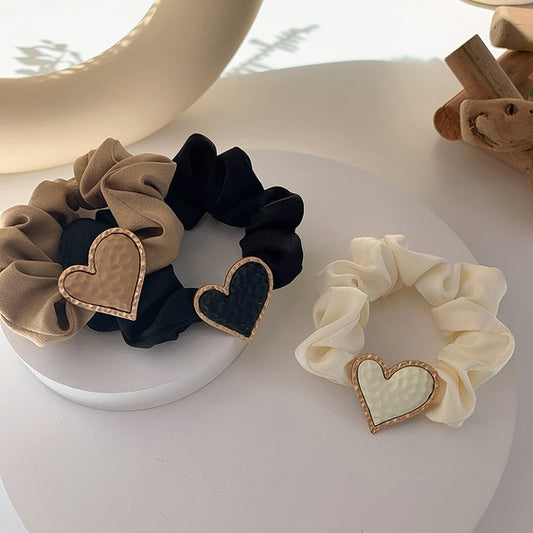 SCRUNCHIES MED HJERTEPYNT