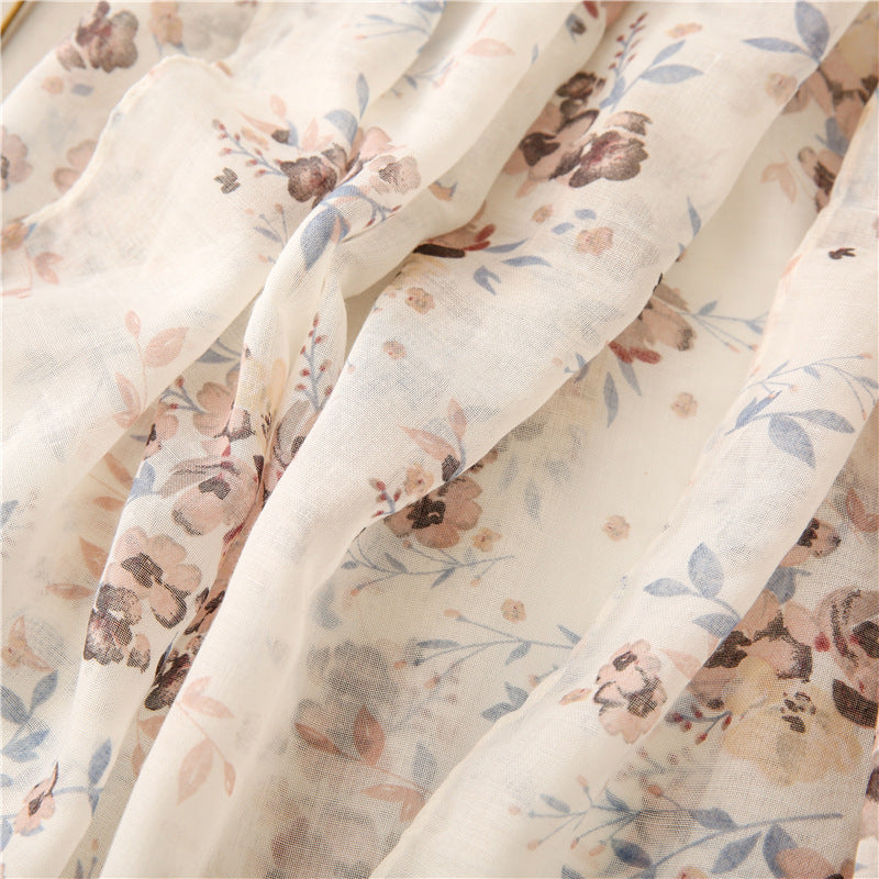 HVIT BLOMSTERET SKJERF I POLYESTER