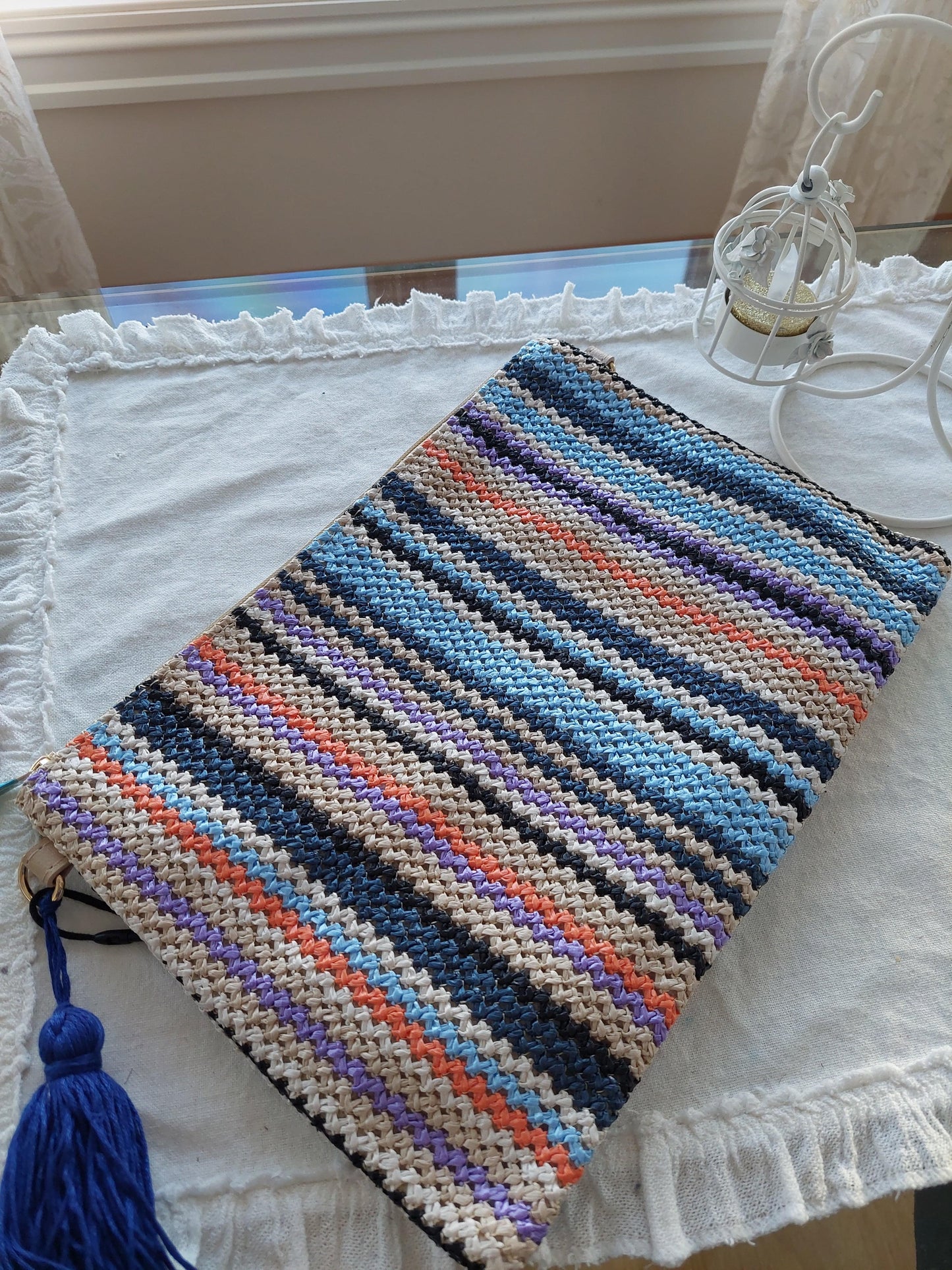 BLÅ RATTAN STRIPET VESKE
