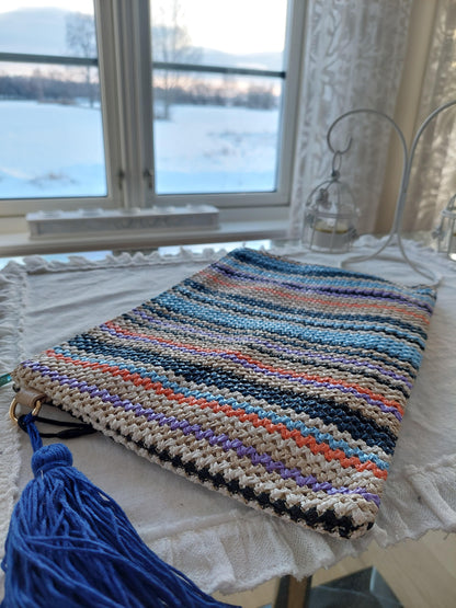 BLÅ RATTAN STRIPET VESKE