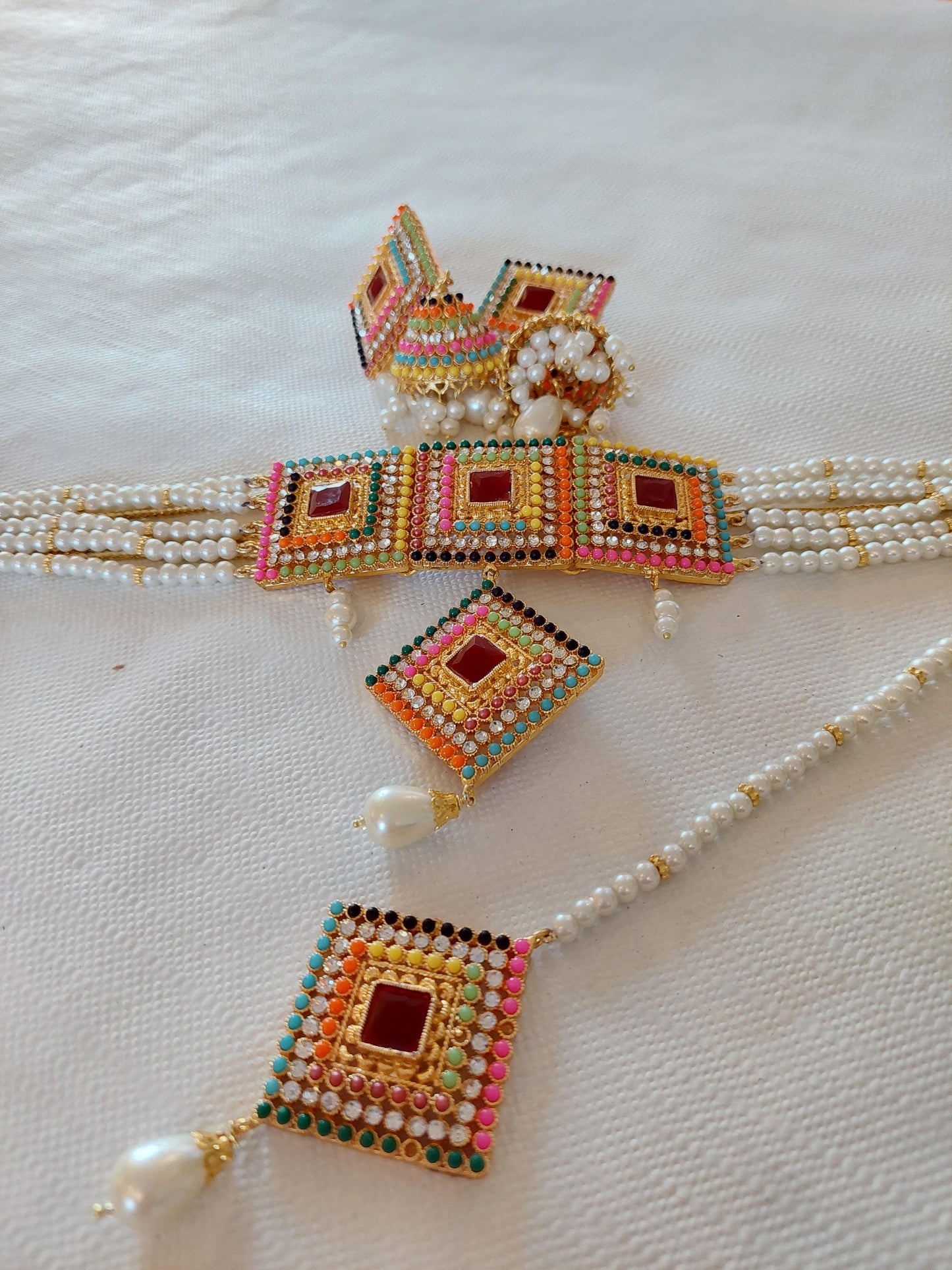 ET NYDELIG MULTIFARGET SMYKKESETT