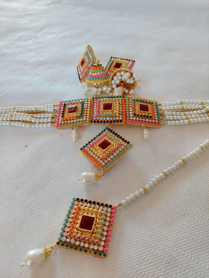 ET NYDELIG MULTIFARGET SMYKKESETT