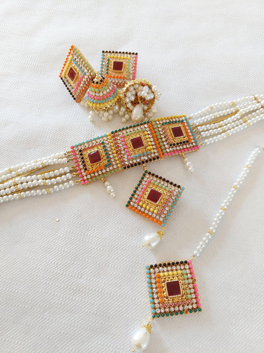 ET NYDELIG MULTIFARGET SMYKKESETT