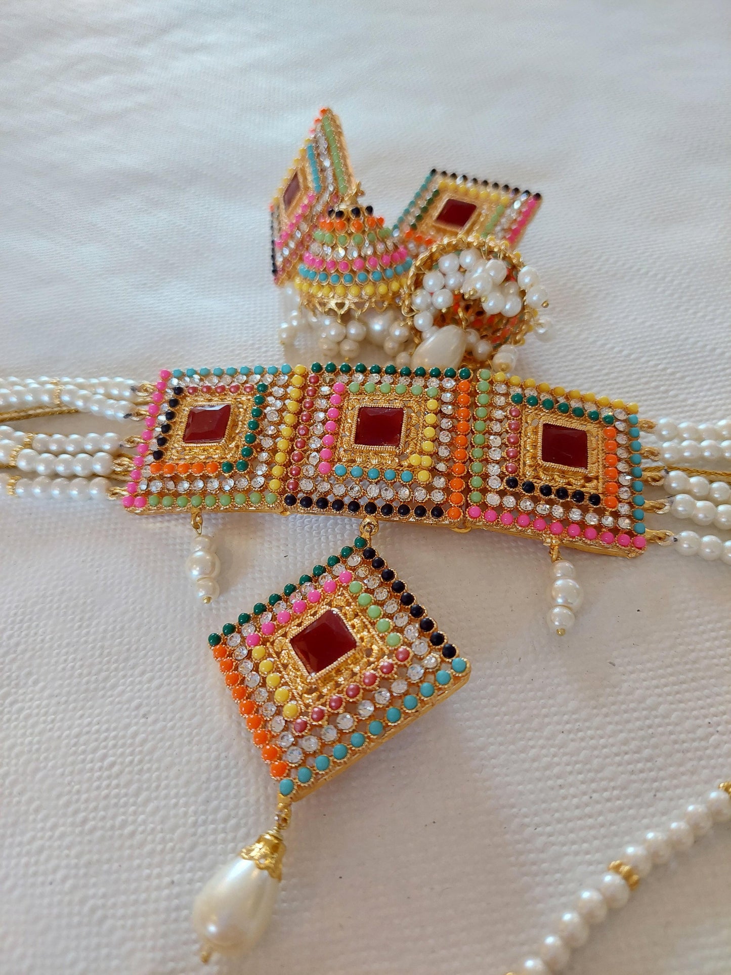 ET NYDELIG MULTIFARGET SMYKKESETT