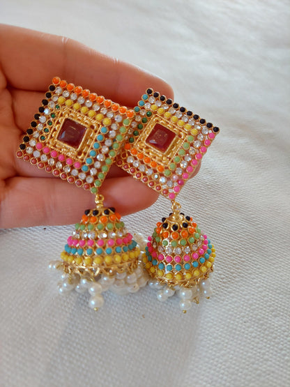 ET NYDELIG MULTIFARGET SMYKKESETT