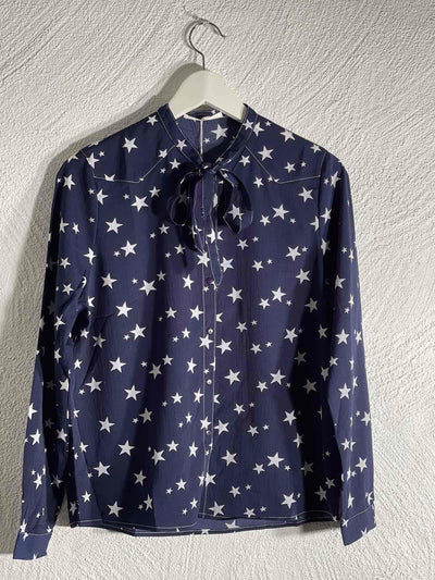 Blått bluse med hvite stjerner
