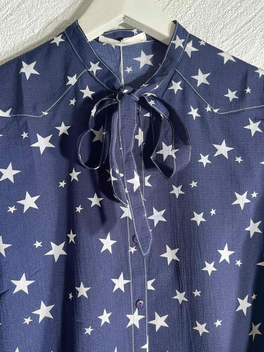 Blått bluse med hvite stjerner