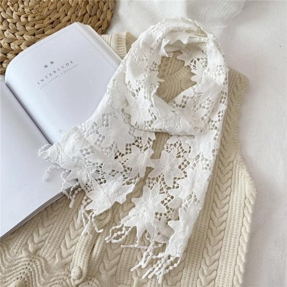 BLONDESKJERF MED VAKRE DETALJER