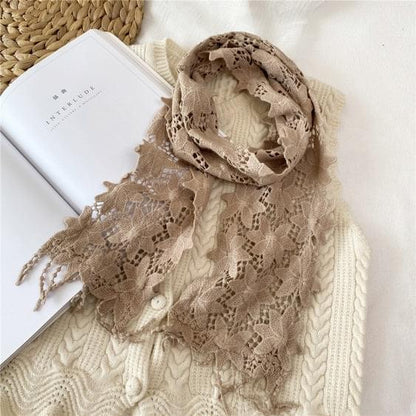 BLONDESKJERF MED VAKRE DETALJER