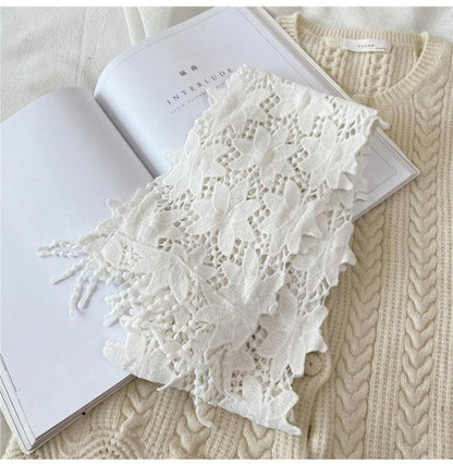 BLONDESKJERF MED VAKRE DETALJER