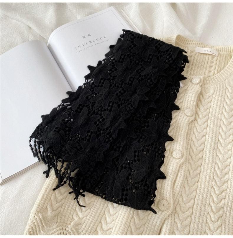 BLONDESKJERF MED VAKRE DETALJER