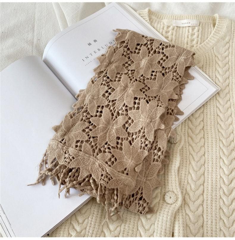 BLONDESKJERF MED VAKRE DETALJER