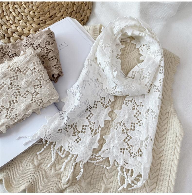 BLONDESKJERF MED VAKRE DETALJER