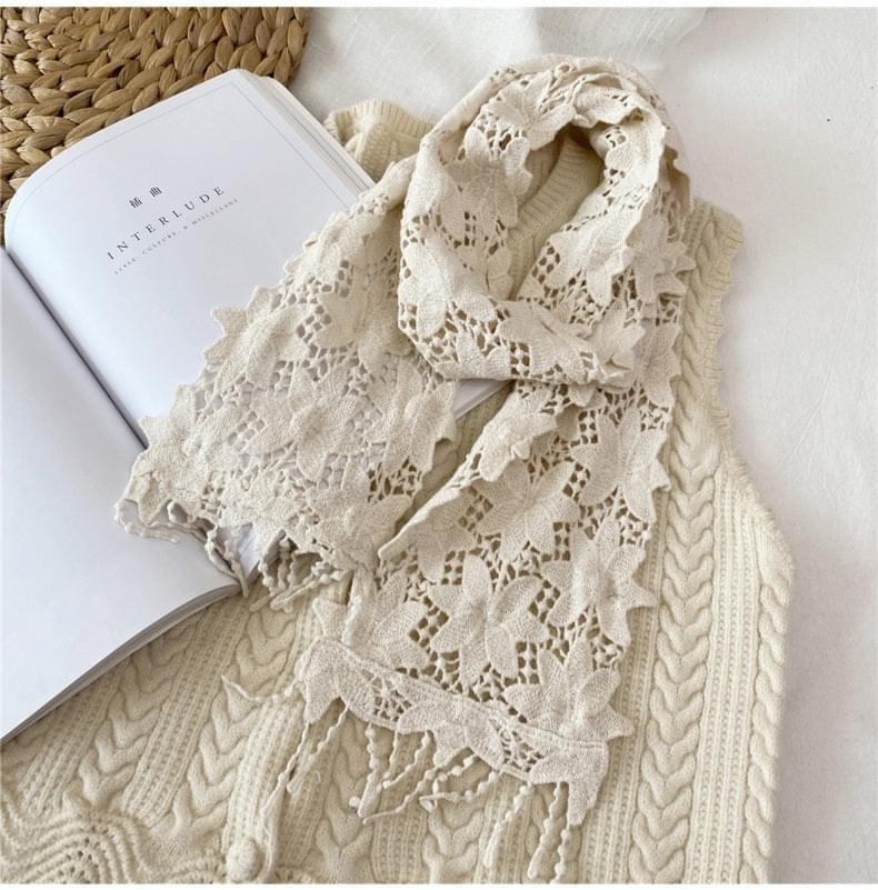 BLONDESKJERF MED VAKRE DETALJER