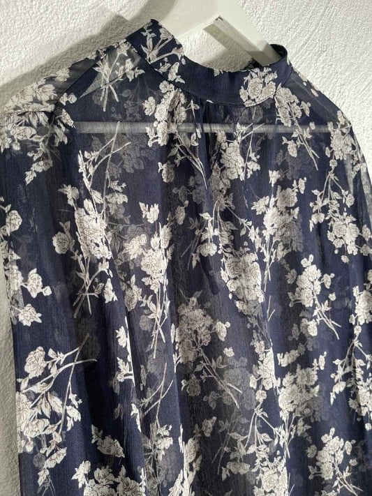 Blomstret gjennomsiktig bluse