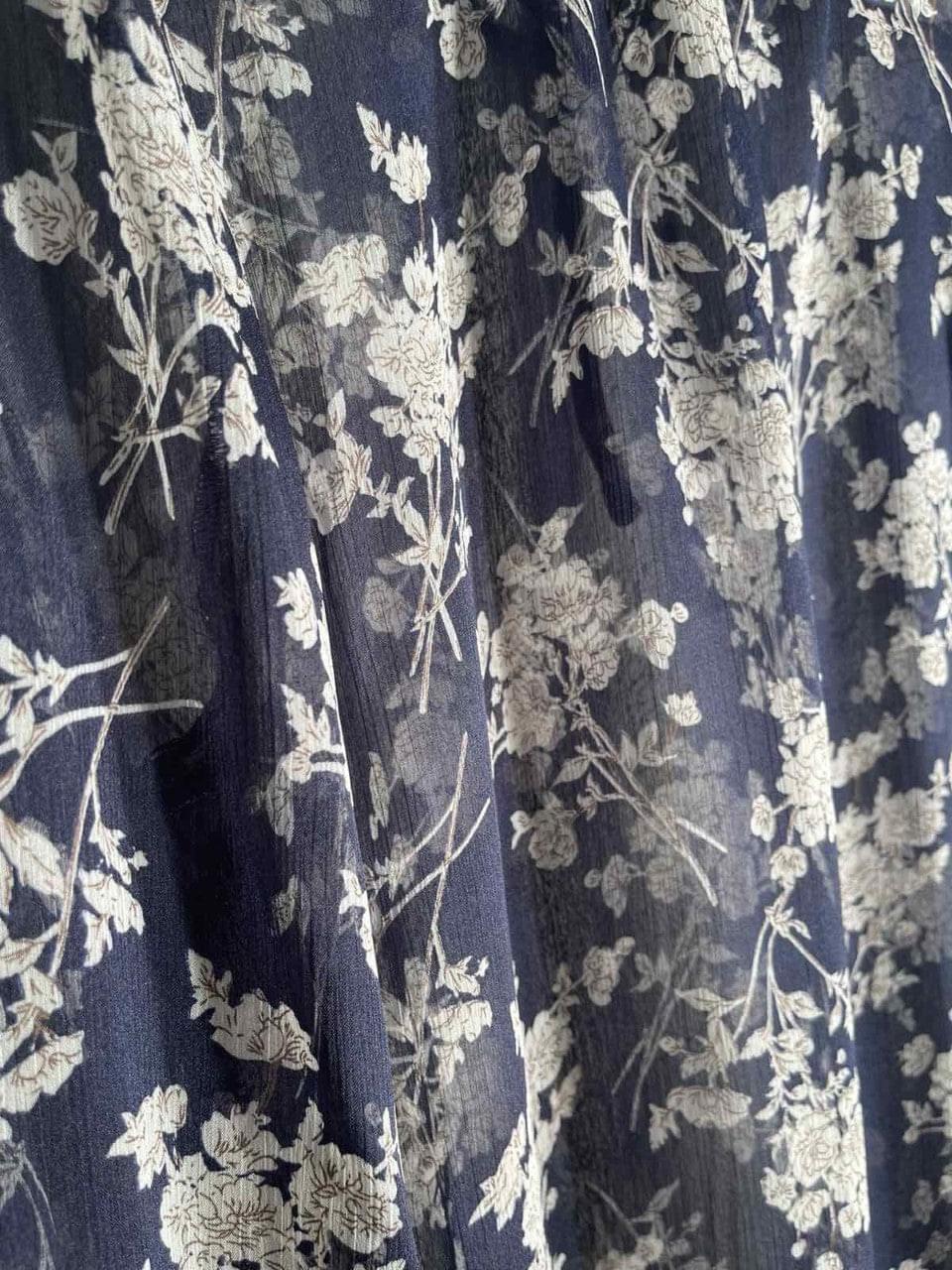 Blomstret gjennomsiktig bluse