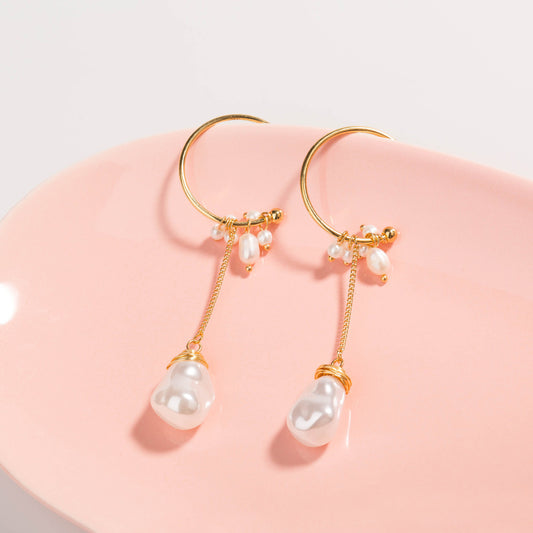 Gullfarget ørepynt med perler