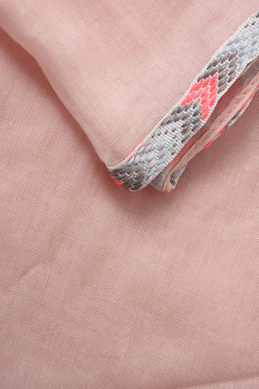 Rosa skjerf med busker i rosa og grå farge