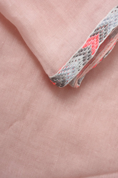 Rosa skjerf med busker i rosa og grå farge