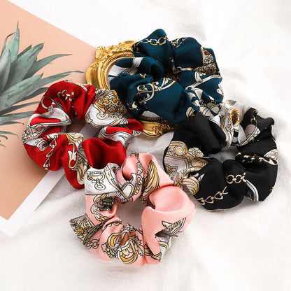 Scrunchies i vakre farger og mønster