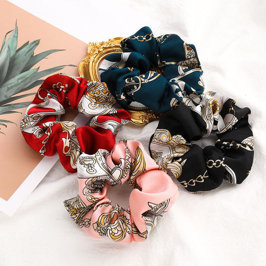Scrunchies i vakre farger og mønster