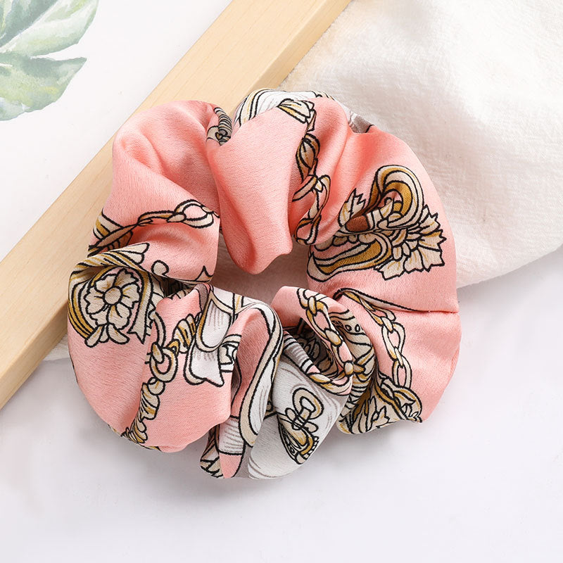 Scrunchies i vakre farger og mønster