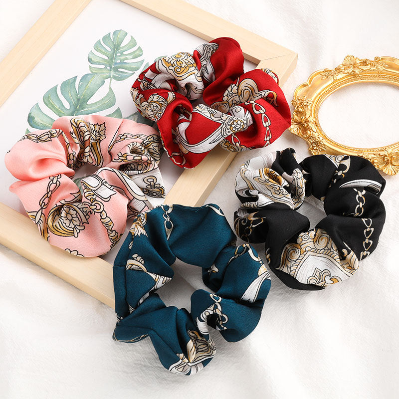 Scrunchies i vakre farger og mønster