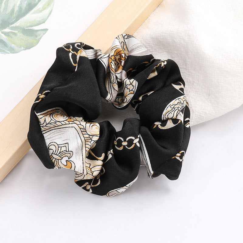 Scrunchies i vakre farger og mønster