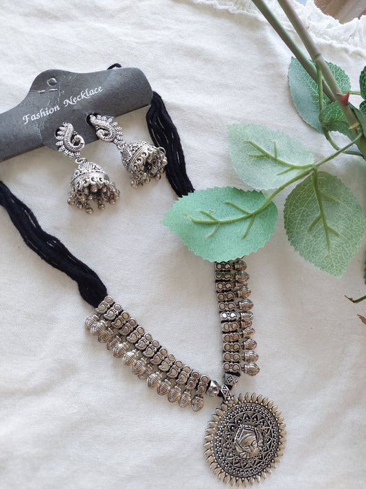 Sett med halskjede og ørepynt