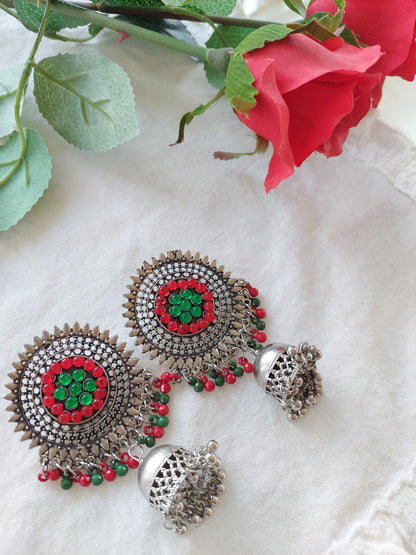 Sølvfarget ørepynt med dataljer i rødt