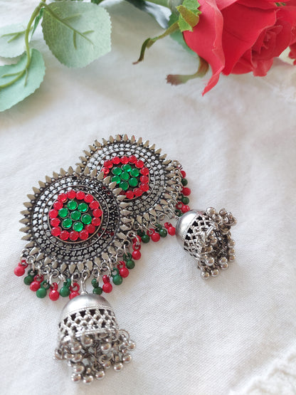 Sølvfarget ørepynt med dataljer i rødt