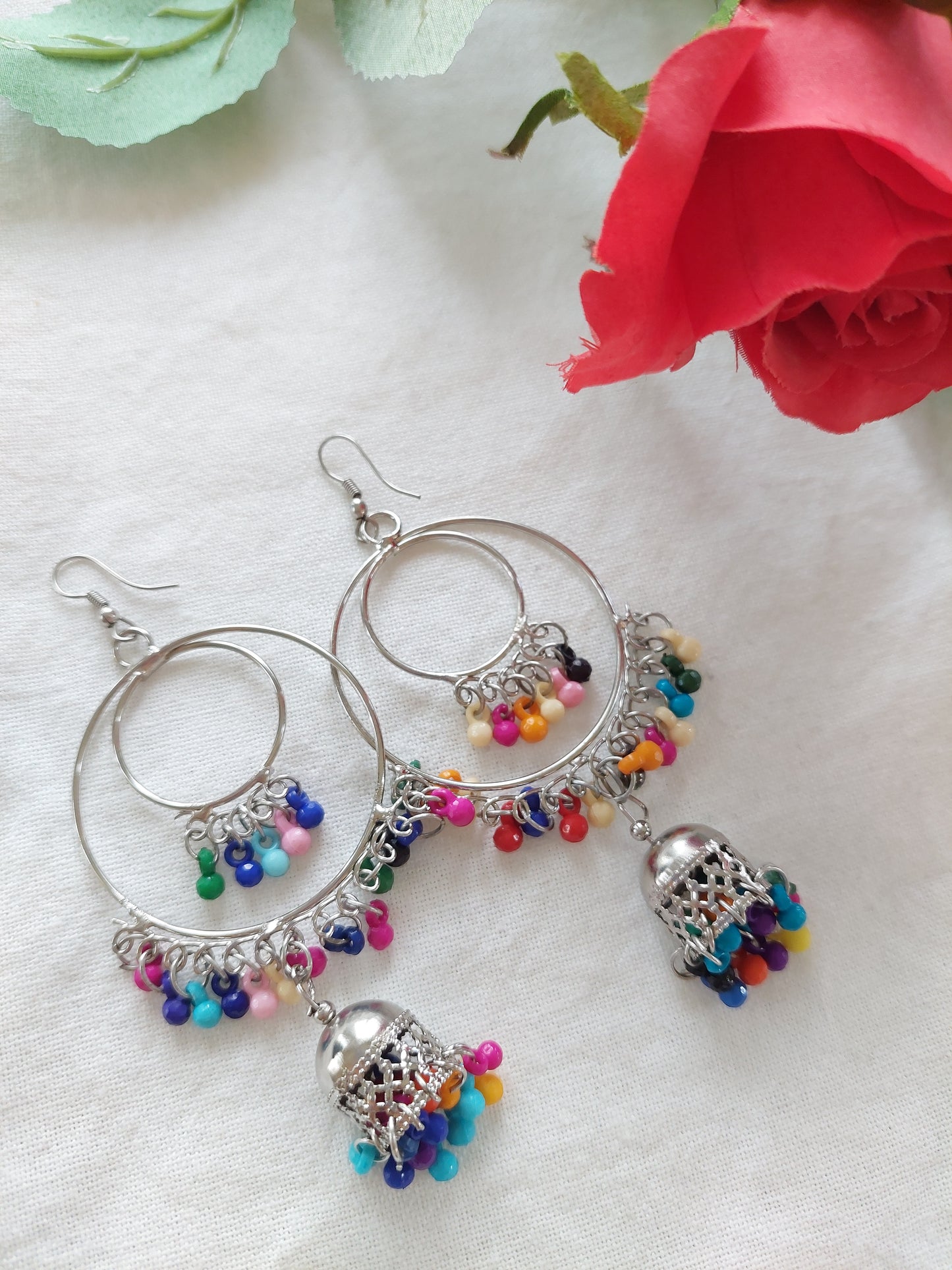 Mutifarget vakkert ørepynt