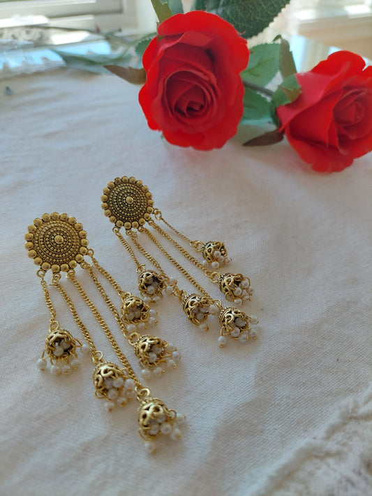 GULLFARGET ØREPYNT MED PERLER