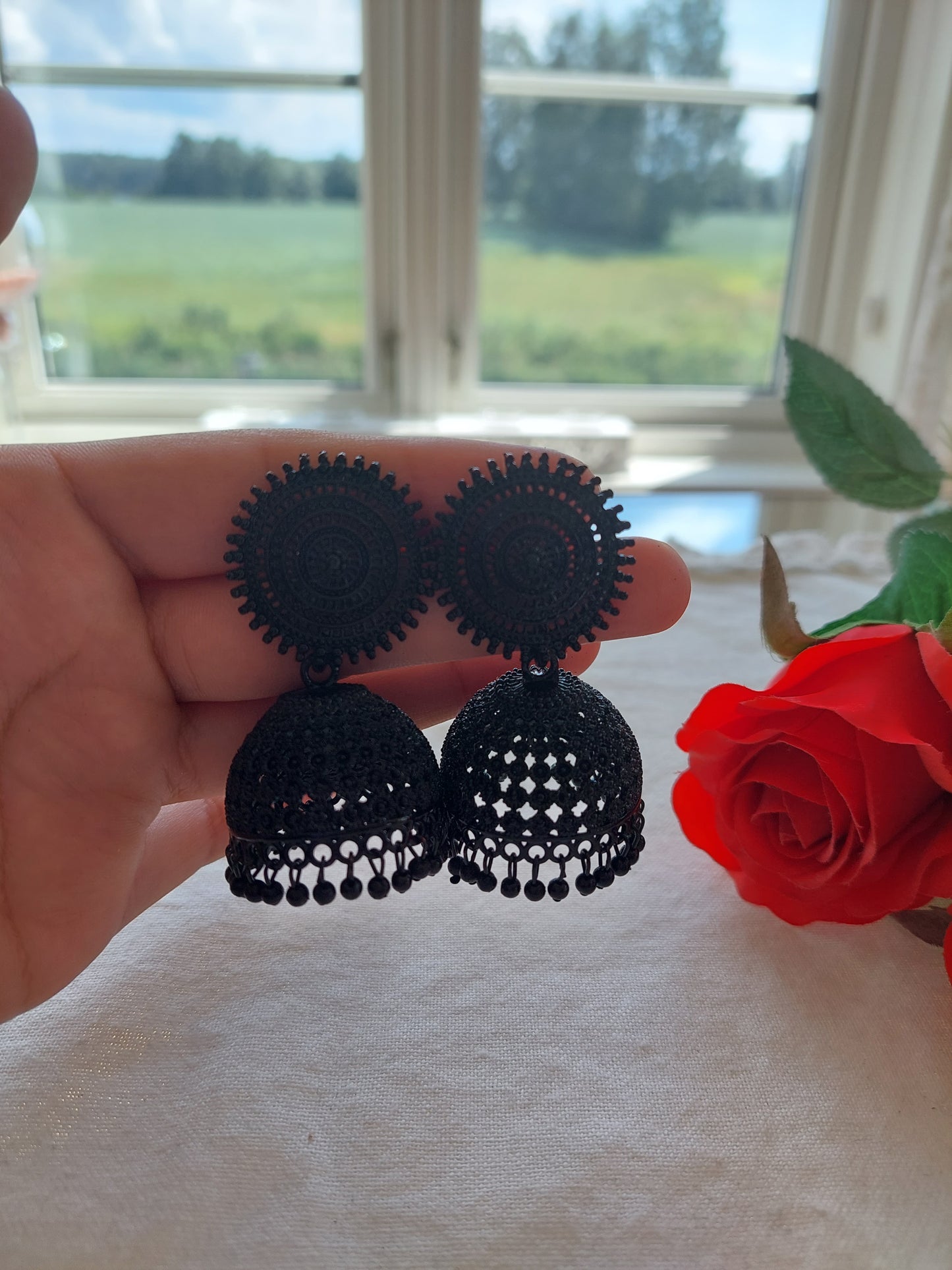 VAKKERT ØREPYNT I SVART FARGE