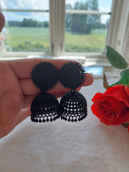 VAKKERT ØREPYNT I SVART FARGE