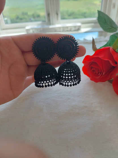 VAKKERT ØREPYNT I SVART FARGE